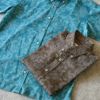 【RYUKYU SHIRT】KARAKUSA（Azurro e Marrone）